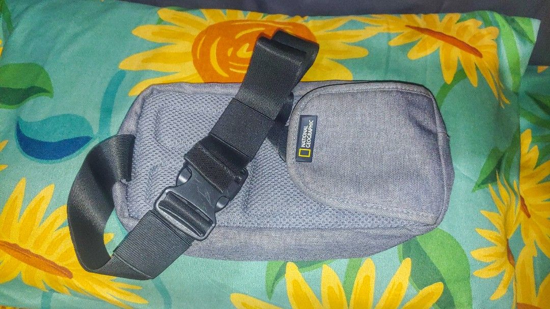 National Geographic Belt Bag (Category: Belt bags, Clutches and Pouches) located in Caloocan City. Submitted by mekthrifter (Listing ID 1299695908, Image 2). Description: - Very good condition - Color rate 9.9/10 - No issue - Shipping charge will be shouldered by the buyer.