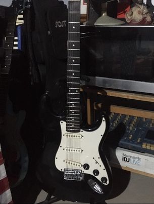 PHOTOGENIC STRATOCASTER ELECTRIC GUITAR || FULLY SET UP W/AMPLIFIER (message for more photos)