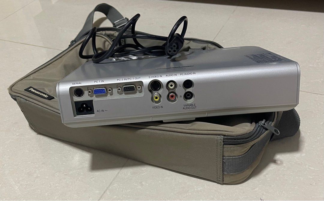 Projector (Category: Everything Else) located in Singapore. Submitted by wehappytogether (Listing ID 1299760460, Image 3). Description: .