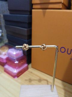 Saudi Gold 18karat knot earring 1.3g