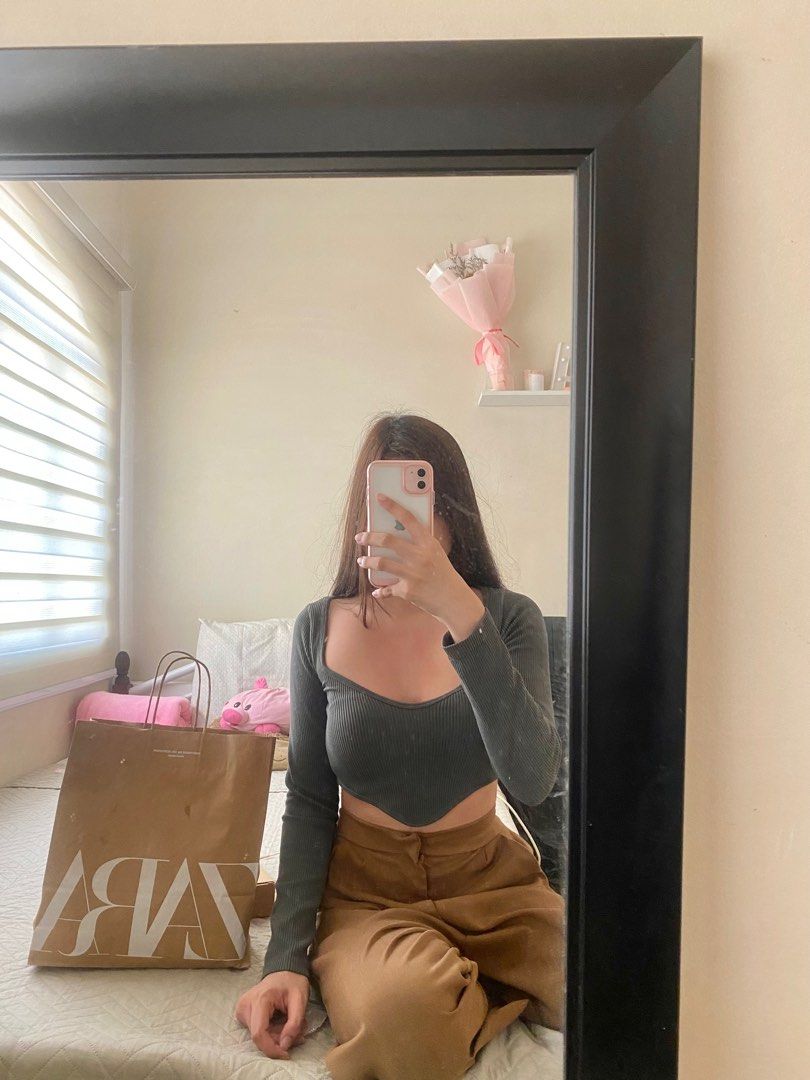 ZARA gray longsleeves crop top (Category: Others Tops) located in Cavite. Submitted by _cc25 (Listing ID 1299737982, Image 1). Description: BRAND NEW (never been used) Size: XS - S Rfs: decluttering .