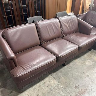 3seaters and 2 seaters leather sofa Genuine leather. Removable yung leather. Pwd pagawan ng cover. Wooden feet.👣