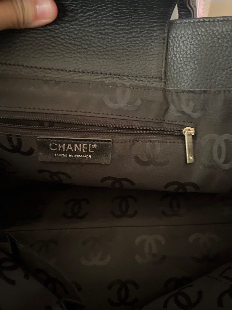 Chanel executive two way bag (no strap) (Category: Luxury Bags & Wallets) located in Antipolo. Submitted by mancstan20 (Listing ID 1299943716, Image 3). Description: authentic leather length 15 in x height 9.5 inches x base 4.5 inches.