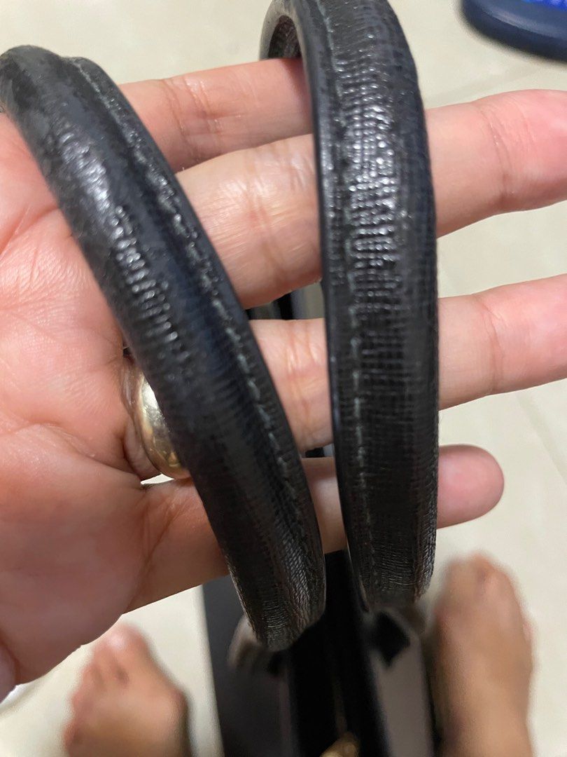 Furla (Category: Luxury Bags & Wallets) located in General Trias. Submitted by cris4 (Listing ID 1299790368, Image 3). Description: Original Furla shoulder bag Preloved Clean interior No foul smell Black Leather material Ok for daily use/office bag Issue: sticky handle.