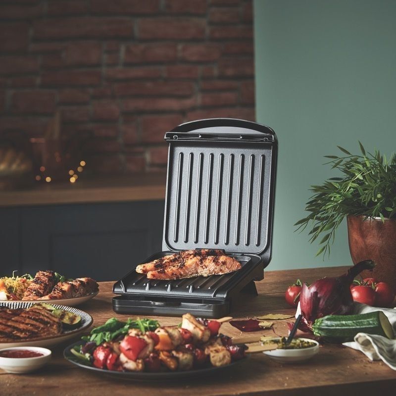 George Foreman Griller Small (Category: Cookware & Accessories) located in Pasay City. Submitted by enrico_appliances (Listing ID 1299872898, Image 3). Description: Description Dimensions: H: 9.5cm x W: 19.5cm x D: 27cm Weight: 1.5kg Features: Easy to clean non-stick plates; Fixed plates for fast grilling & heat-up; Sloped design removes up to 42% of fat into drip tray that clips into place; Vertical storage option saves you 25% of space; Floatin