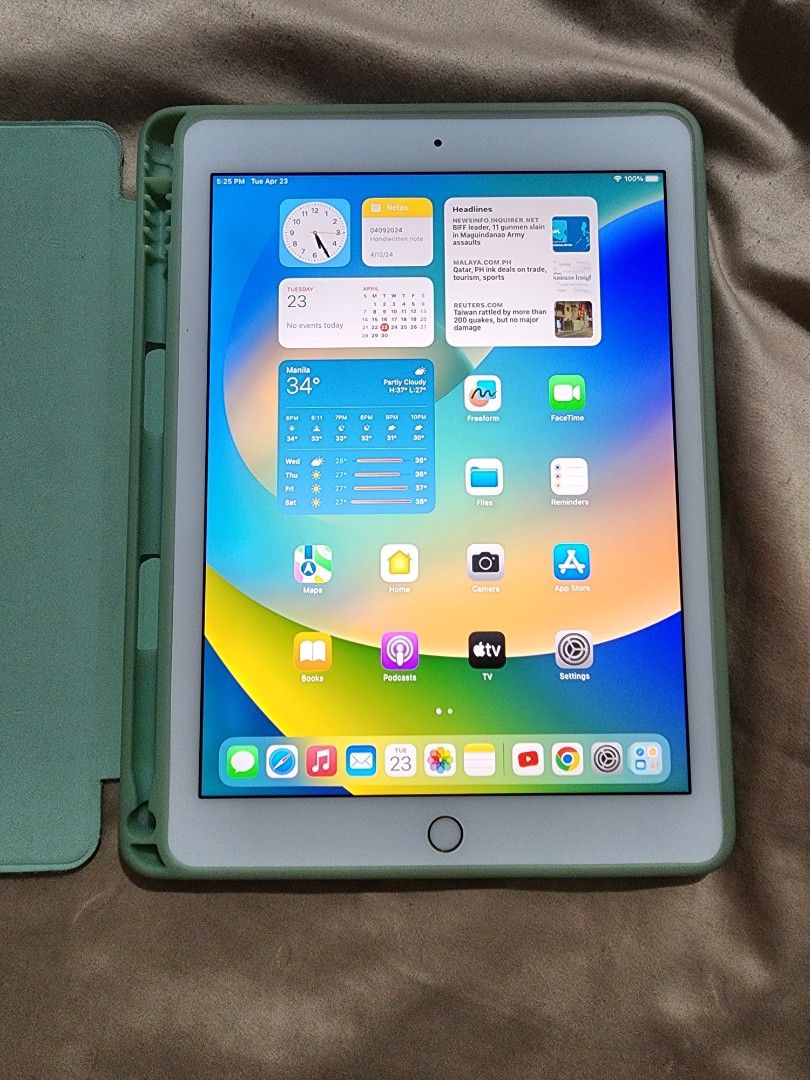 SALE! Ipad Pro 9.7 (Category: iPad) located in Makati City. Submitted by milshp (Listing ID 1299797947, Image 1). Description: 32 Gb wifi version no any dents super makinis never been dropped or repaired with preloved case with original charger for pickup only. i have a baby and can't do meetup. slightly negotiable just message. thank you..