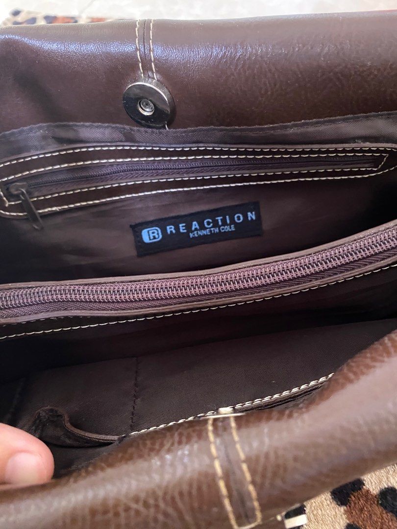 Kenneth Cole Reaction Shoulder bag (Category: Shoulder Bags) located in Panganiban. Submitted by girlinqueue (Listing ID 1299845491, Image 3). Description: What you see is what you get. Authentic Kenneth Cole. RFS: Decluttering Payment first policy via Gpay. SF shouldered by buyer. .