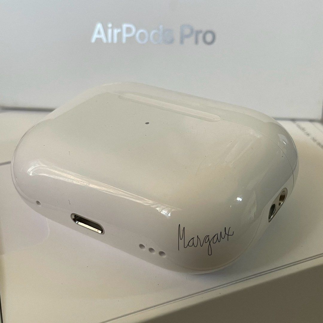 ‼️Lightning AirPods Pro 2 Charging Case ONLY ‼️ (Category: Earphones) located in Mandaluyong City. Submitted by lady.lannister (Listing ID 1299800729, Image 3). Description: ‼️Lightning AirPods Pro 2 Charging Case ONLY ‼️ Works with AirPods Pro 2 LIGHTNING ONLY 💯 Original Pre-loved ✨ 3500 😘 Location: Sta. Mesa, Manila Scratches and Dirt are evident on the case Replacement for your damaged or lost charging case ❤️ Disclaimer: Please make sure yo