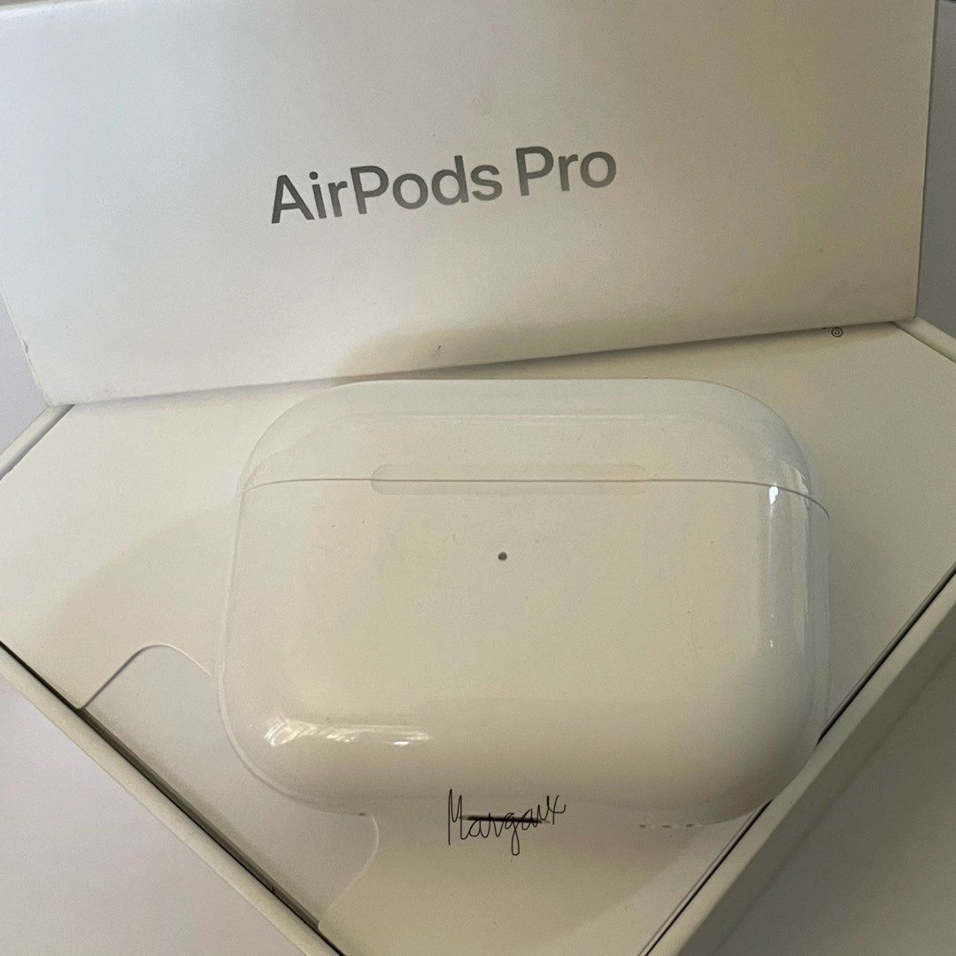 ‼️Lightning AirPods Pro 2 Charging Case ONLY ‼️ (Category: Earphones) located in Mandaluyong City. Submitted by lady.lannister (Listing ID 1299800729, Image 2). Description: ‼️Lightning AirPods Pro 2 Charging Case ONLY ‼️ Works with AirPods Pro 2 LIGHTNING ONLY 💯 Original Pre-loved ✨ 3500 😘 Location: Sta. Mesa, Manila Scratches and Dirt are evident on the case Replacement for your damaged or lost charging case ❤️ Disclaimer: Please make sure yo