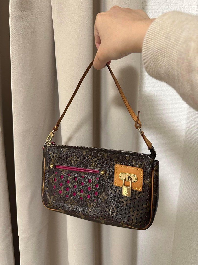 Lv pochette orig (Category: Luxury Bags & Wallets) located in Lipa City. Submitted by thyra06 (Listing ID 1299812998, Image 1). Description: Lv pochette.