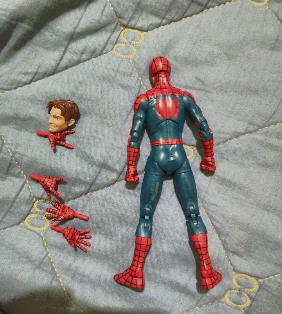 Marvel Legends ULTIMATE SPIDER-MAN (Category: Figurines & Statues) located in Cabanatuan. Submitted by dotaman26 (Listing ID 1299910601, Image 2). Description: Loose Authentic Hasbro from Space Venom BAF Wave 2016 Complete Accessories In Good Condition Has a slight paint smudge in the head.