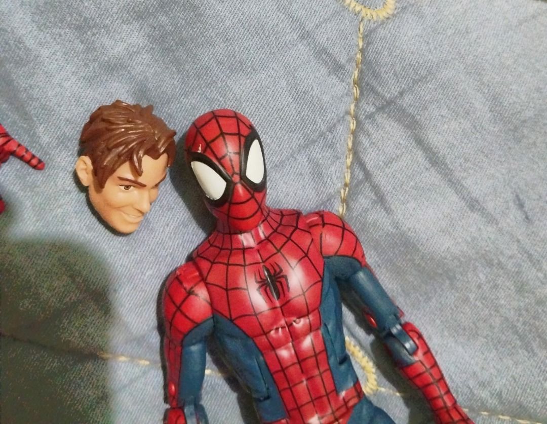 Marvel Legends ULTIMATE SPIDER-MAN (Category: Figurines & Statues) located in Cabanatuan. Submitted by dotaman26 (Listing ID 1299910601, Image 3). Description: Loose Authentic Hasbro from Space Venom BAF Wave 2016 Complete Accessories In Good Condition Has a slight paint smudge in the head.