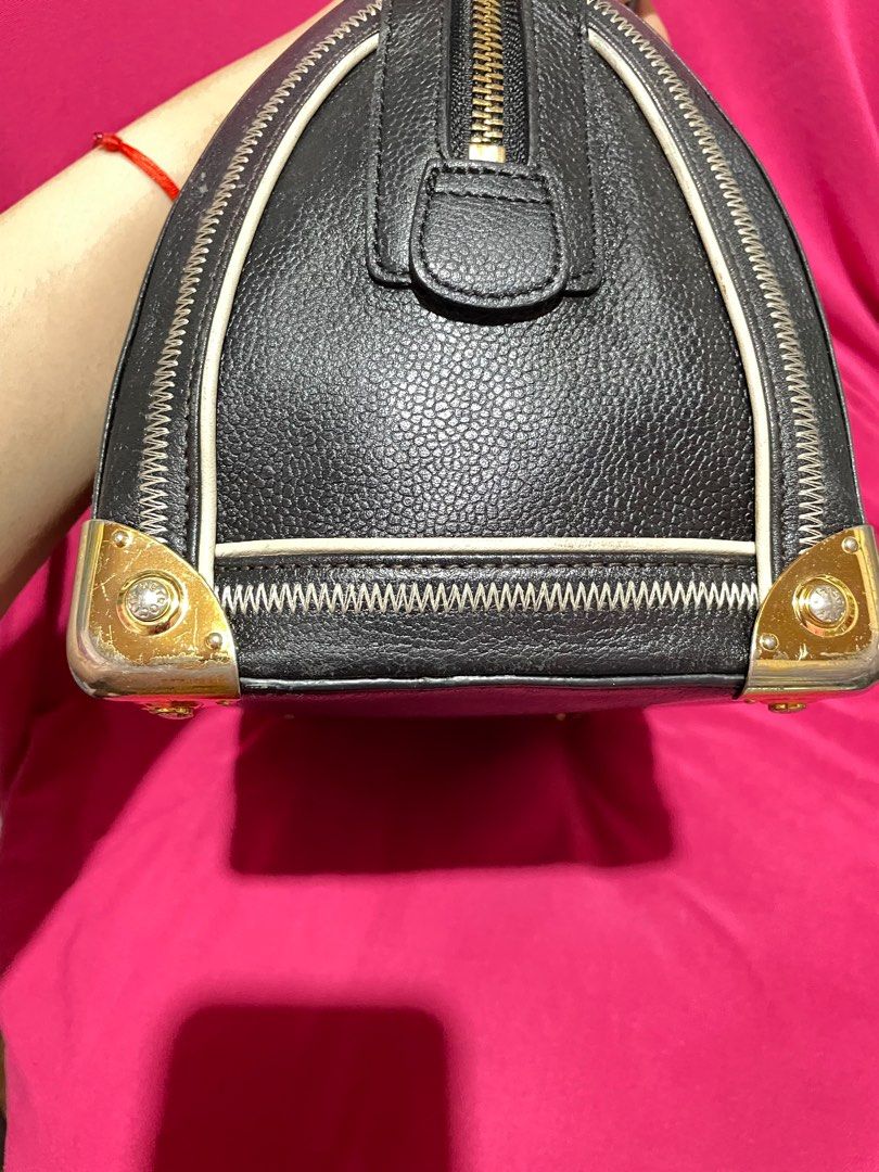 Metrocity (Category: Luxury Bags & Wallets) located in Pasay City. Submitted by hearty12 (Listing ID 1299940606, Image 3). Description: Doctors style handbag. Minimal fading on the hardware With missing 1 screw at the bottom Width-9inches Height-7inches.