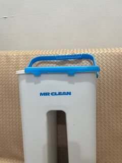Mr. Clean Mop with 2 extra rug replacements