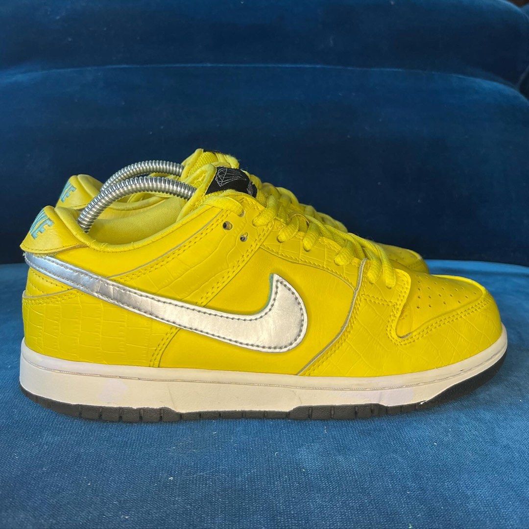NIKE SB DUNK LOW DIAMOND SUPPLY CO CANARY, Fesyen Pria, Sepatu