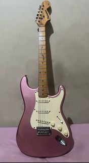 Photogenic ‘Pink Sparkle’ Stratocaster (RARE) For Sale