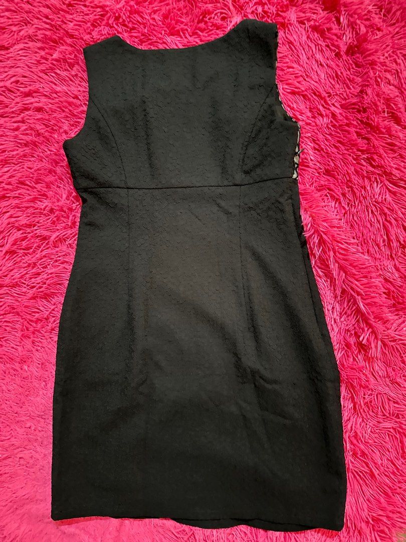 Sleeveless Formal Dress (Category: Dresses) located in Quezon City. Submitted by DeclutterStuffs (Listing ID 1299853912, Image 2). Description: Can fot to small to medium size.