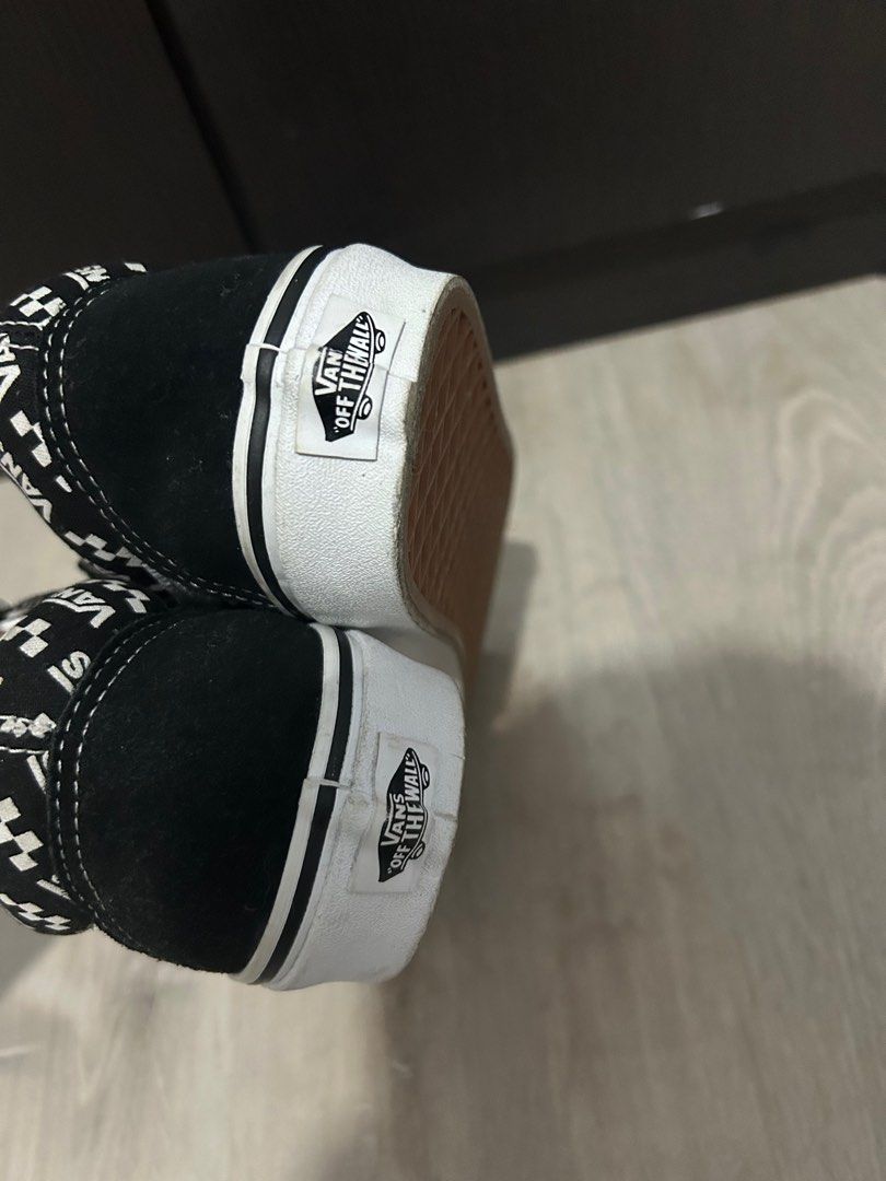 Vans oldskool logo repeat, Fesyen Pria, Sepatu Sneakers di Carousell - Main Image