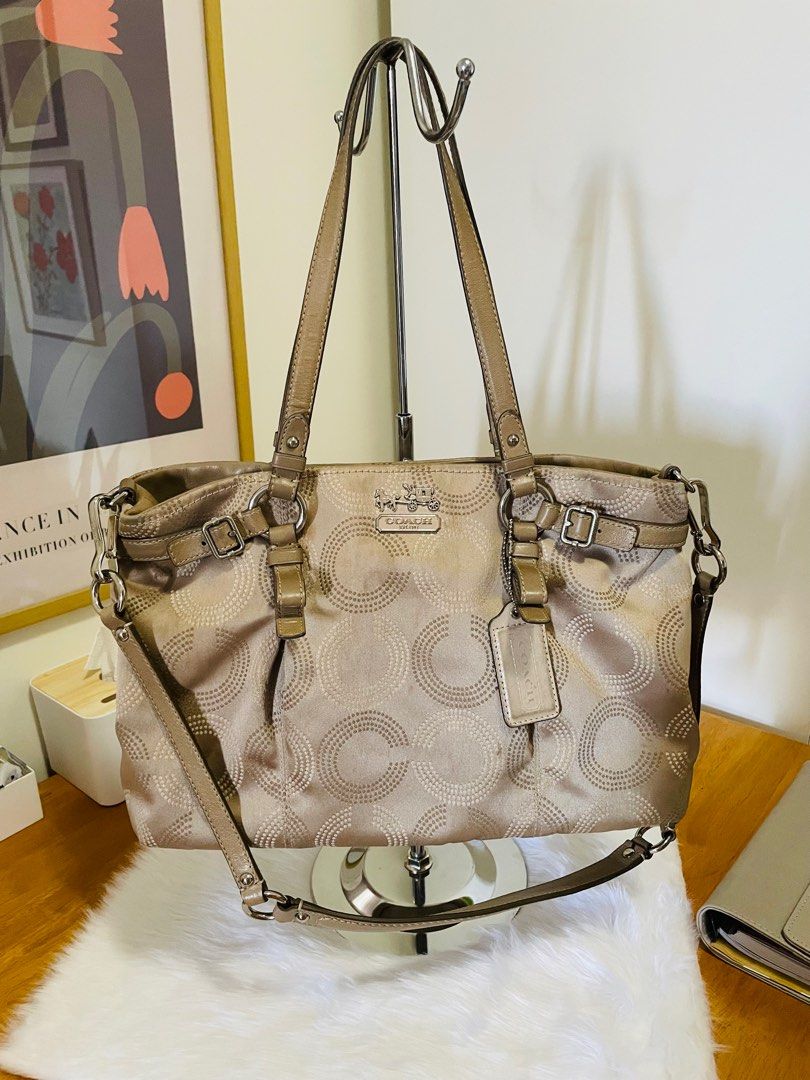 Vintage Coach Tote Bag (Category: Luxury Bags & Wallets) located in Paranaque City. Submitted by itschrissey (Listing ID 1295719997, Image 1). Description: Personally owned, original vintage Coach shoulder / hand bag. Just needs to be cleaned and will be great to carry around. This Coach bag has no tears nor snags, it just needs cleaning. Includes original dust bag and Coach paper bag.