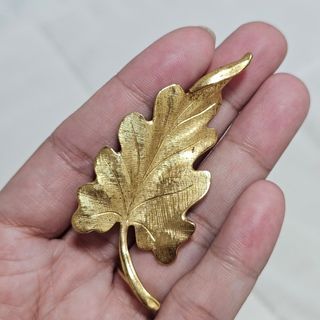 Vintage MONET Gold Tone Leaf Brooch Pin