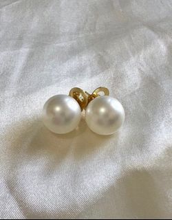 White shell pearl earrings 14mm