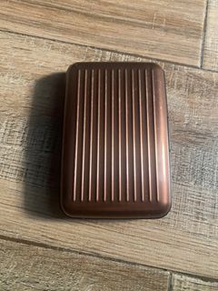 [10]	bronze hard card case