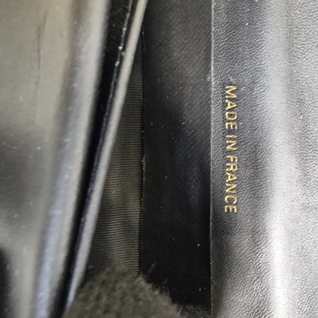 Authentic CHANEL French Vintage WALLET (Category: Luxury Bags & Wallets) located in Quezon City. Submitted by manerarestorationservices (Listing ID 1300055848, Image 3). Description: Money back Guarantee 💯% Guaranteed authentic *Brand: CC Vintage French Long wallet HOLOGRAM INTACT *Materials: Caviar Leather *Color: BLACK *Size: long *Condition: 8/10 interior has minor signs of used & repaired. Pls see photos -Used * Inclusions: wallet only Open 