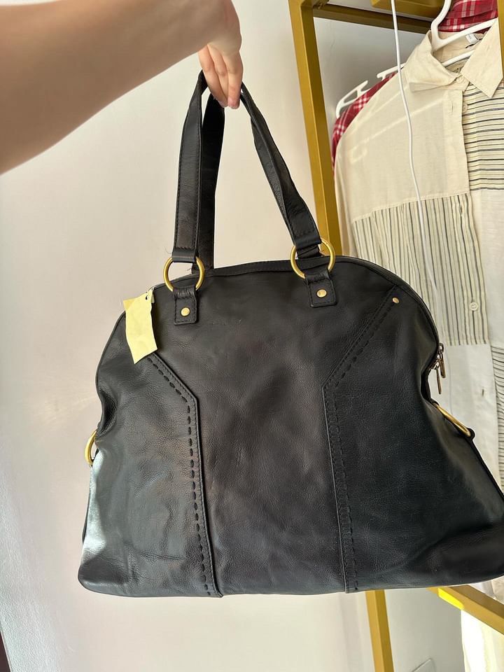 Bag (Category: Luxury Bags & Wallets) located in Quezon City. Submitted by yumiizashop (Listing ID 1300069927, Image 3). Description: 100% ORIGINAL BOUGHT IN JAPAN FLAWS ON HANDLE, SIGN OF USAGE CLEAN INSIDE CORNERS ARE STILL GOOD LARGEST OR GM SIZE.