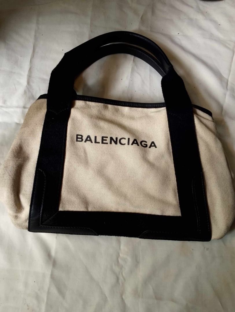 BALENCIAGA CANVAS (Category: Luxury Bags & Wallets) located in Muntinlupa City. Submitted by bunyeaimeevanessa150 (Listing ID 1300000337, Image 1). Description: No return no exchange policy .