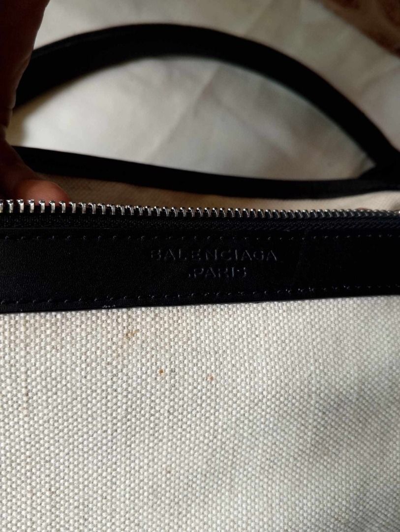 BALENCIAGA CANVAS (Category: Luxury Bags & Wallets) located in Muntinlupa City. Submitted by bunyeaimeevanessa150 (Listing ID 1300000337, Image 2). Description: No return no exchange policy .