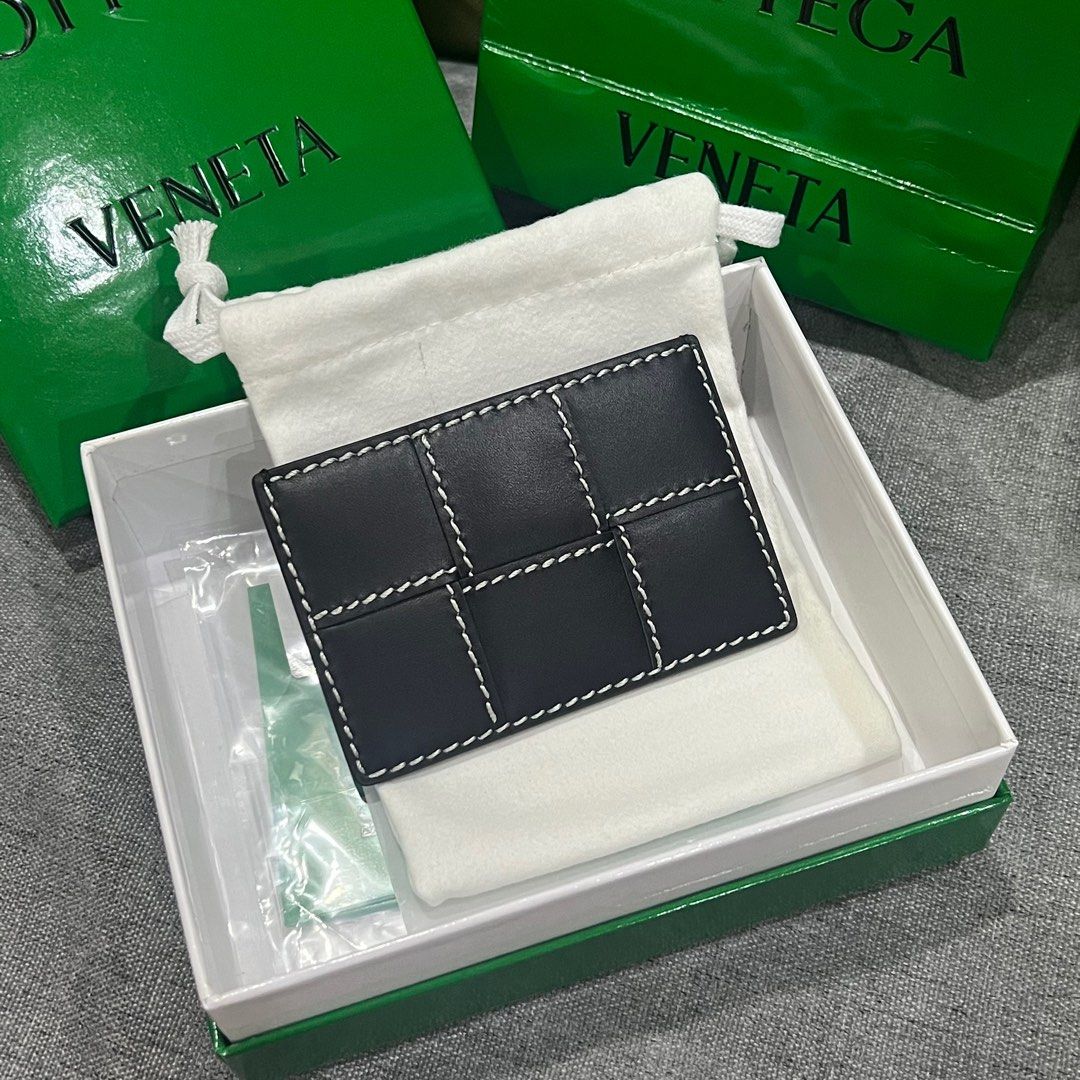 Bottega veneta organizer holder leather (Category: Luxury Bags & Wallets) located in Cavite. Submitted by belaprelove (Listing ID 1300062905, Image 2). Description: .