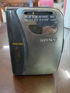 DEFECTIVE Sony Walkman WM-FX323 AM FM Radio Cassette Player Parts or Repair vintage For Display Only