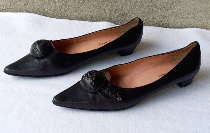 Guy Laroche Flats Genuine Leather (Category: Sneakers & Footwear) located in Lamut. Submitted by sakosack (Listing ID 1299980995, Image 3). Description: Guy Laroche Flats Genuine Leather Size: 35 1/2.