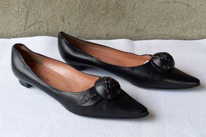 Guy Laroche Flats Genuine Leather (Category: Sneakers & Footwear) located in Lamut. Submitted by sakosack (Listing ID 1299980995, Image 2). Description: Guy Laroche Flats Genuine Leather Size: 35 1/2.