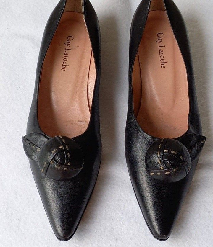 Guy Laroche Flats Genuine Leather (Category: Sneakers & Footwear) located in Lamut. Submitted by sakosack (Listing ID 1299980995, Image 1). Description: Guy Laroche Flats Genuine Leather Size: 35 1/2.