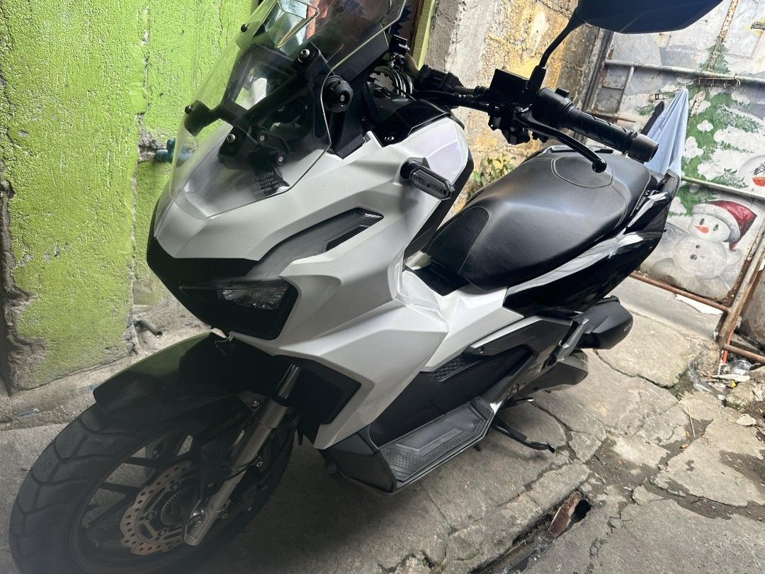Honda adv 160 2023 (Category: Motorbikes for Sale) located in Pasig City. Submitted by megumi.kaoro23 (Listing ID 1299996503, Image 2). Description: For sale Honda adv 160 2023 White black rare color Legit 9k odo pag tampered sayo n lang All stock good condition Nakarehistro na until Feb 2025 No plate Orig papers complete Complete 2 remote keys 1st owner acquired open dos Makapal gulong di na masyado gamit pang service lng sa work ni wife Note: p
