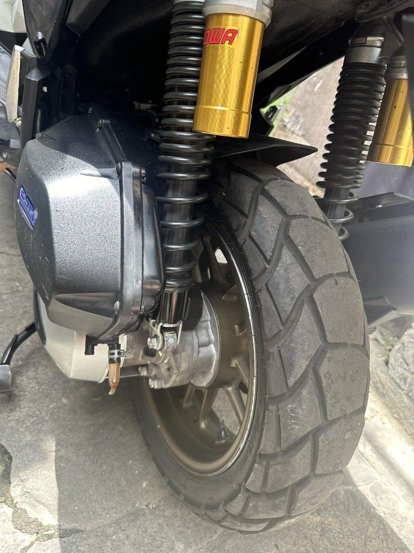 Honda adv 160 2023 (Category: Motorbikes for Sale) located in Pasig City. Submitted by megumi.kaoro23 (Listing ID 1299996503, Image 3). Description: For sale Honda adv 160 2023 White black rare color Legit 9k odo pag tampered sayo n lang All stock good condition Nakarehistro na until Feb 2025 No plate Orig papers complete Complete 2 remote keys 1st owner acquired open dos Makapal gulong di na masyado gamit pang service lng sa work ni wife Note: p