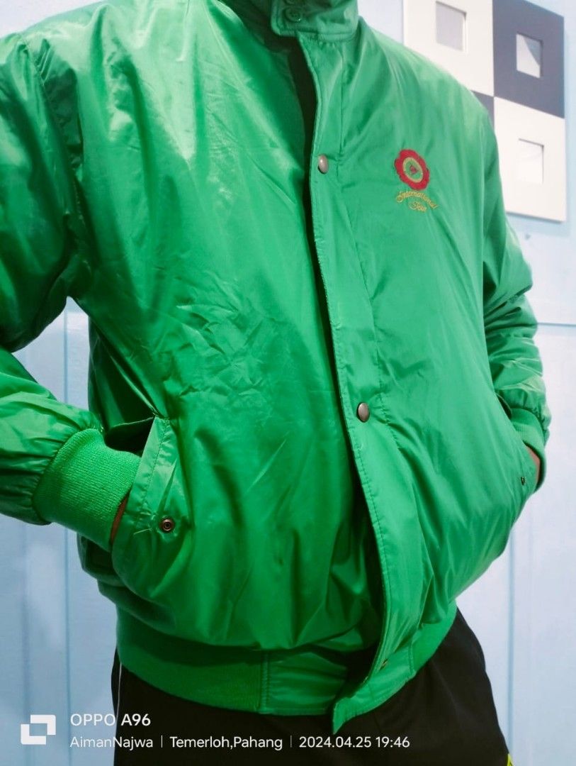 Jacket/varsity jacket (Category: Coats, Jackets and Outerwear) located in Temerloh. Submitted by syaf1e (Listing ID 1300067253, Image 2). Description: varsity jacket pit 20-21/27 badan M naiss pakai kondisi bebas lubang butang cun,zip lancar bebas lubang/kotor.