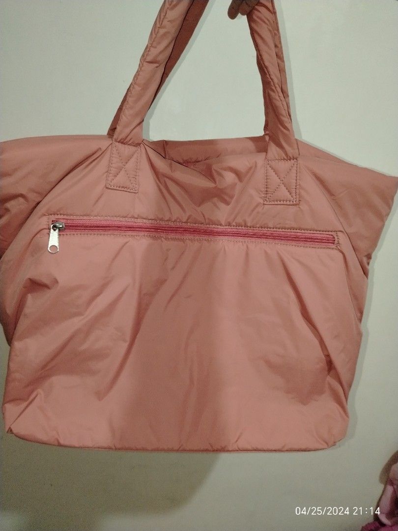 Free for every purchase on my listing (Category: Beach Bags) located in Davao. Submitted by jenpolinar (Listing ID 1300060024, Image 2). Description: Getaway Bag perfect pang beach and perfect din pang travel malaki xa madaming mailalagay.
