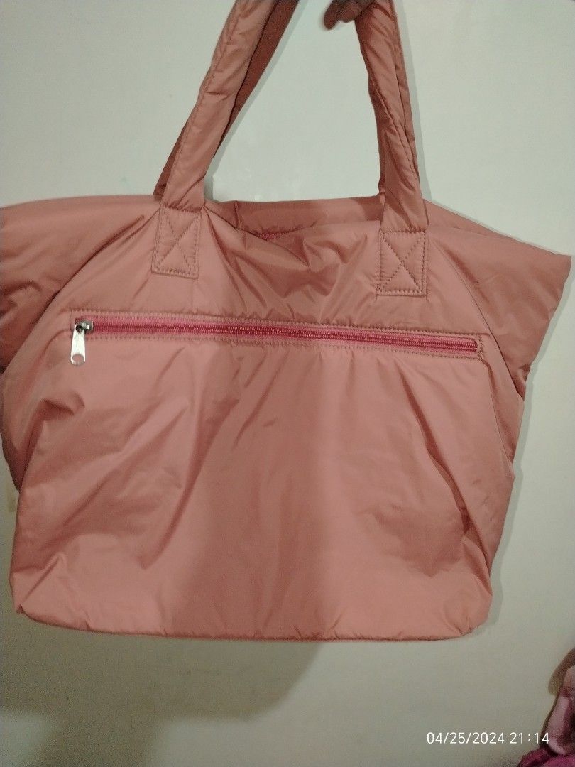 Free for every purchase on my listing (Category: Beach Bags) located in Davao. Submitted by jenpolinar (Listing ID 1300060024, Image 3). Description: Getaway Bag perfect pang beach and perfect din pang travel malaki xa madaming mailalagay.