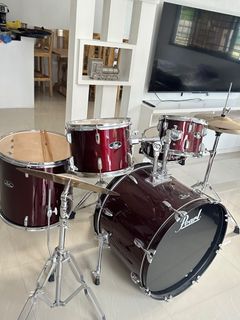 Pearl drum set with free drumsticks