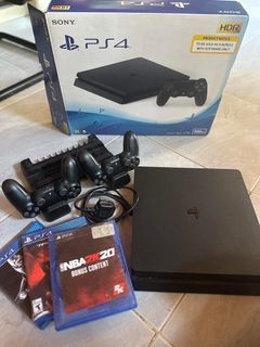 PS4 500GB w/ 2 controller and fan