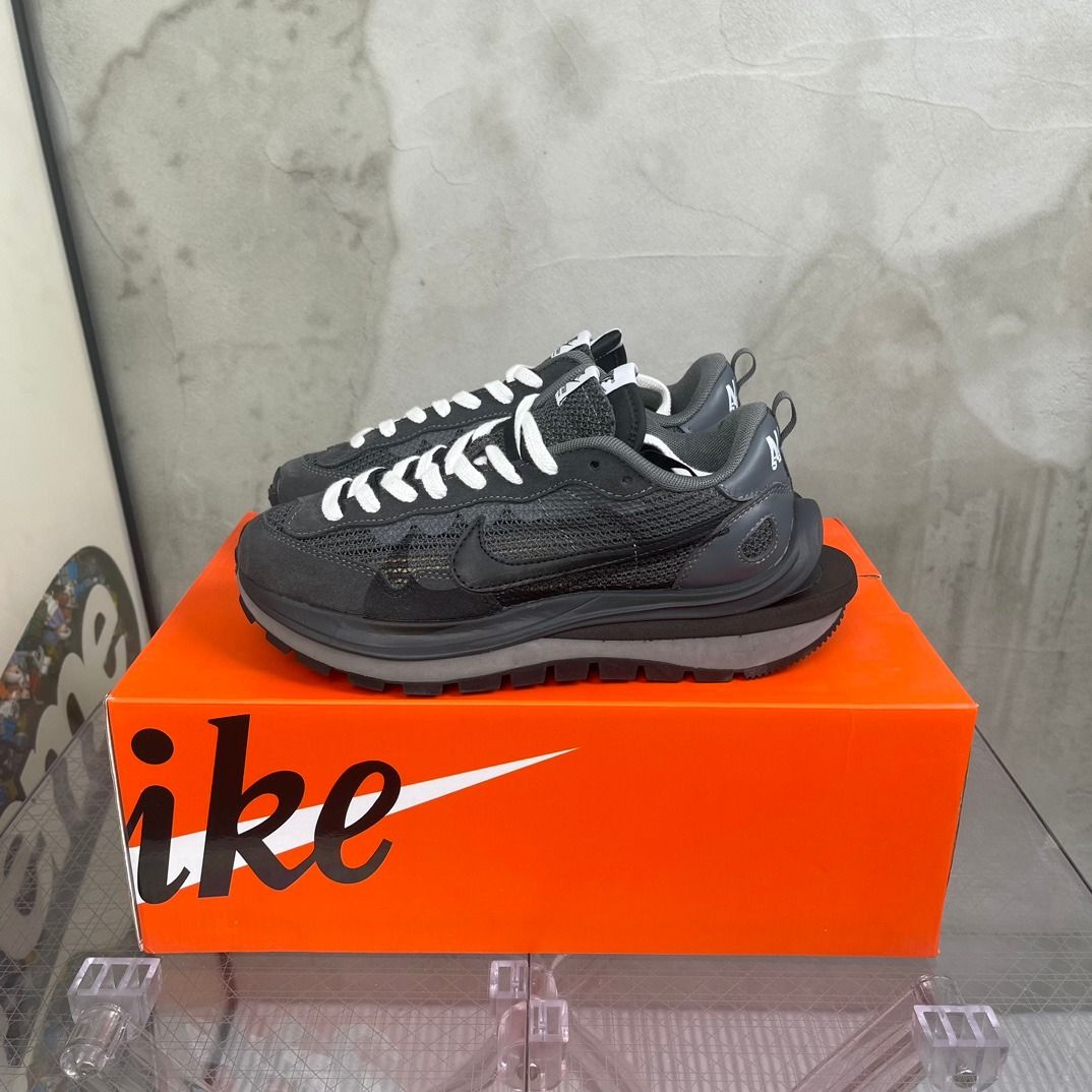 Sacai x Nike VaporWaffle 男女款休閑運動鞋黑灰size :36-46, 女裝, 鞋