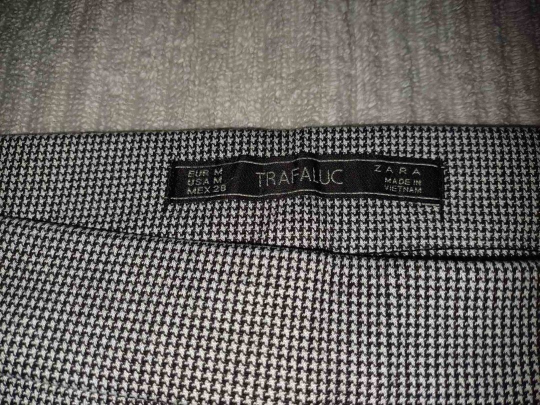 Zara Black and White Checkered Trousers (Category: Other Bottoms) located in Makati City. Submitted by bambb (Listing ID 1300065032, Image 3). Description: - Original Zara Trousers, no pockets - Nice in actual RFS: Doesn't fit anymore SF c/o buyer.