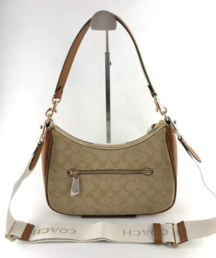🍀 CCH Teri Hobo (Category: Luxury Bags & Wallets) located in Manila. Submitted by shan_kenz (Listing ID 1300117095, Image 3). Description: 🍀 CCH Teri Hobo ▪️L29*H23*W9cm 💰P2,200 ▪️Actual photo ▪️Plus SF.