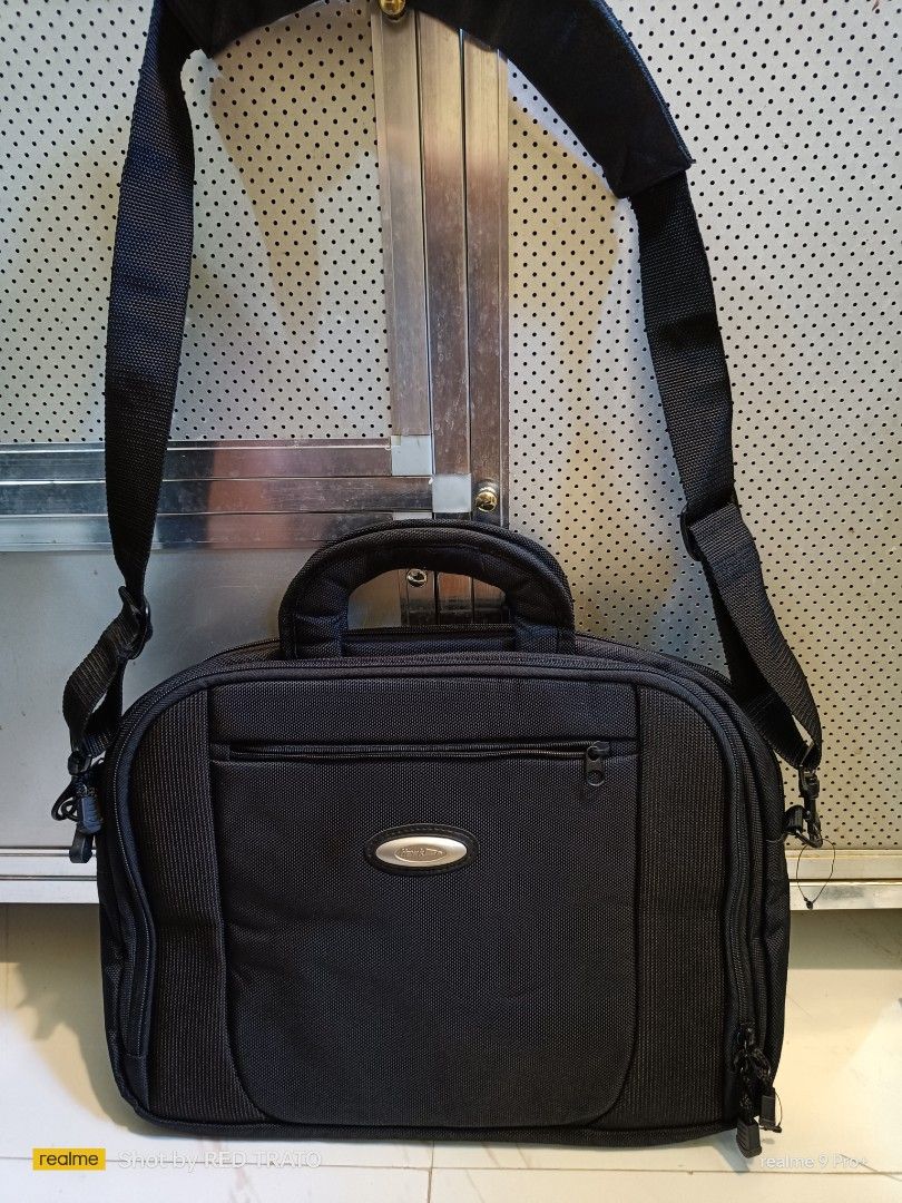 💯 Original HAWK Laptop briefcase bag (Category: Laptop Bags & Sleeves) located in General Mariano Alvarez. Submitted by randzwurkz85264 (Listing ID 1300121621, Image 1). Description: Original HAWK laptop messenger briefcase bag Almost new used once..