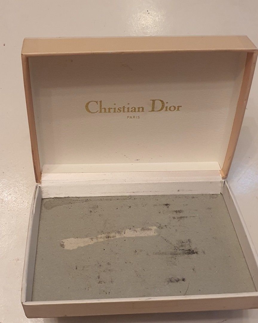 Authentic christian dior box (Category: Luxury Accessories) located in Cavite. Submitted by ohmie23 (Listing ID 1300234898, Image 2). Description: Authentic christian dior box dimes tx6.5 inch.
