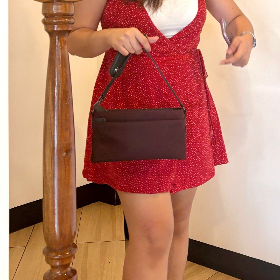 Coach Demi Pochette Kili Bag (Category: Luxury Bags & Wallets) located in Trece Martires City. Submitted by motherialistic (Listing ID 1300209339, Image 3). Description: Coach Classic Mercer Nylon Bag 10/10 Classic Vintage (Authentic) Excellent condition (from canvas to strap to tag to base) WALANG FLAWS!!! Solid!! .