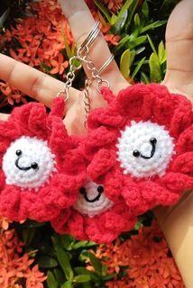 Crochet daisy keychain