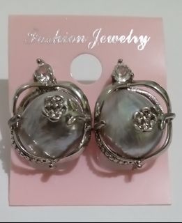 Cultured pearl gray color stud earrings